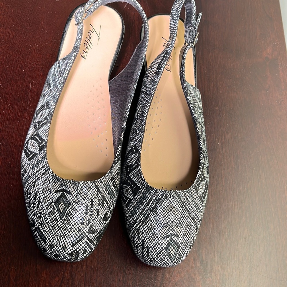 NWOT TROTTERS DRESS FLATS WITH slight wedge heal black and white size 8.5 W